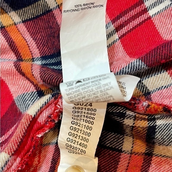 LUCKY BRAND, LONG SLEEVE, RED PLAID, BUTTON DOWN SHIRT. 100% RAYON. SIZE M. - Picture 5 of 6